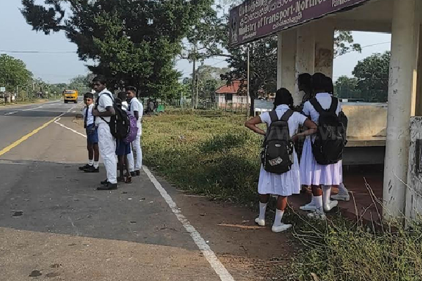 தமிழர்பகுதியில் தொடரும் அவலநிலை; நடவடிக்கை எடுப்பார்களா அதிகாரிகள்!(Photos) | Buses That Do Not Carry Students