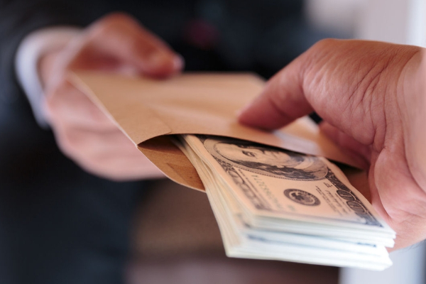 யாழில் போதைபொருள் வியாபாரத்தில் கொடிகட்டி பறக்கும் இளம் தம்பதி ; பொலிசாருக்கு கோடிகளில் வாரியிறைப்பாம்! | Young Couple Involved Drug Trafficking In Jaffna