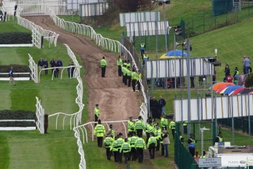 இங்கிலாந்தில் விலங்கு உரிமை திட்டம் தொடர்பாக மூவர் அதிரடி கைது!