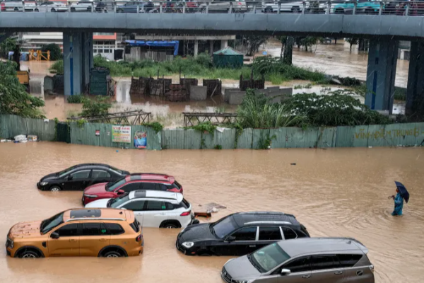 வெளிநாடொன்றில் காலநிலை மாற்றத்தால் பலர் உயிரிழப்பு! | Vietnam Floods Death Reached 90 வெளிநாடொன்றில் காலநிலை மாற்றத்தால் பலர் உயிரிழப்பு! | Vietnam Floods Death Reached 90