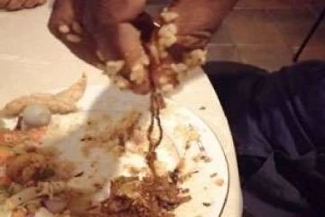 நாடாளுமன்றத்தில் ஊடகவியலாளர்களுக்கு வழங்கப்பட்ட உணவில் சாக்கு பை நூல்