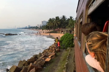 வெள்ளவத்தையில் தொடருந்துடன் மோதுண்ட பெண்