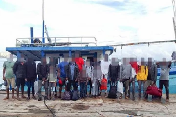 நாட்டை விட்டுத்தப்ப முயன்ற 20 பேர் திருகோணமலையில் கைது (photos)