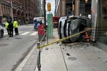 கனடாவில் பட்டப்பகலில் 2 கார்கள் மோதி விபத்து! நடைபாதையில் புகுந்த ஒரு கார்... பலர் பலத்த காயம்