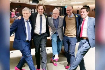 கனடாவில் ஹை ஹீல்ஸ் அணிந்துவந்த ஆண் எம்.பிக்கள்