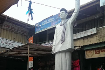 தெஹிவளையில் தாக்கப்பட்டுள்ள விஜய குமாரதுங்கவின் சிலை!