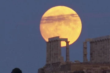 கிரீஸ் நாட்டில் அனுசரிக்கப்படும் ஓகஸ்ட் மாத முழு நிலவு