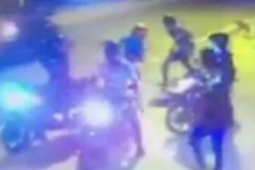 யாழில் புடவைக்கடை மீது பெற்றோல் குண்டுத் தாக்குதல்!