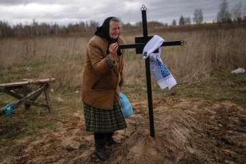 மகன் புதைக்கப்பட்ட இடத்தில் தினமும் துடிக்கும் உக்ரேனிய தாய்! மனதை உருக்கும் புகைப்படங்கள்