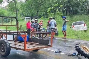 கார் மோதி உழவு இயந்திரத்தில் பயணித்த இருவர் பலி