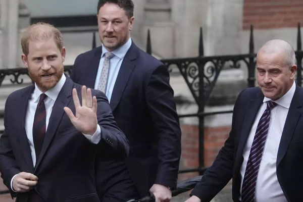 லண்டன் வந்தும் மகனை சந்திக்காமலே சென்ற மன்னர் சார்லஸ்: ரசிகர்கள் ஏமாற்றம் | King Charles Leaves London Without லண்டன் வந்தும் மகனை சந்திக்காமலே சென்ற மன்னர் சார்லஸ்: ரசிகர்கள் ஏமாற்றம் | King Charles Leaves London Without