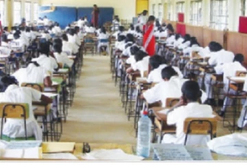 தமிழர் பகுதி பரீட்சை மண்டபத்தில் அதிபரின் மகனின் மேசமான செயல்! கையும் மெய்யுமாக சிக்கினார்