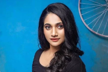 செம மாடர்ன் உடையில் பிக்பாஸ் லாஸ்லியா! யாருடன் இணைந்து போஸ் கொடுத்துள்ளார் பாருங்க..