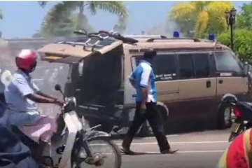 மட்டக்களப்பில் திடீரென தீப்பற்றி எரிந்த வாகனம்(Video)