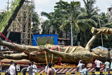 கால்​பந்து ஜாம்​ப​வான் மெஸ்ஸியின் 70 அடி சிலை அகற்றம்