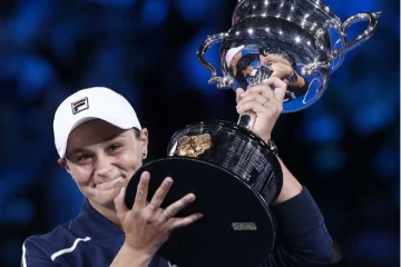 ஆஸ்திரேலிய ஓபன் டென்னிஸ் : வெற்றிக் கோப்பையை கைப்பற்றிய ஆஷ்லே பார்டி