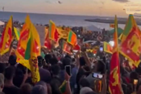 ஆர்ப்பாட்டக்களத்தில் விண்ணதிர தேசிய கீதத்தை சிங்கள மொழியில் இசைத்த மக்கள்! | Galle Protest Demonstrators National Anthem Crisis ஆர்ப்பாட்டக்களத்தில் விண்ணதிர தேசிய கீதத்தை சிங்கள மொழியில் இசைத்த மக்கள்! | Galle Protest Demonstrators National Anthem Crisis