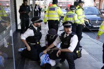 வாங்க கொள்ளையடிக்கலாம் என சமூக ஊடகத்தில் பரவிய தகவல்: லண்டனில் கூடிய கூட்டம்