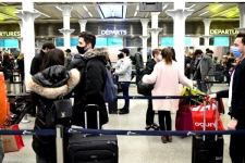 தென்னாப்பிரிக்காவுக்கு பயணத் தடை விதித்த பிரித்தானியா! வலுக்கும் கட்டுப்பாடுகள்