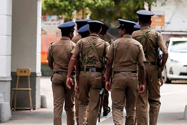 வவுனியாவில் பொலிஸ் வேடத்தில் போலி ஆசாமி! | Fake Killer In Vavuniya Police Role வவுனியாவில் பொலிஸ் வேடத்தில் போலி ஆசாமி! | Fake Killer In Vavuniya Police Role