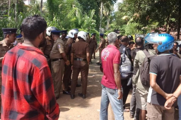 கட்சி அலுவலகத்துக்குள் வாள்களுடன் நுழைந்து அடாவடி ; அரசாங்க தரப்பு மீது குற்றச்சாட்டு | Gang Storms Party Office With Swords