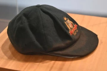 அதிக விலைக்கு ஏலம் போன புகழ்பெற்ற பச்சை நிற தொப்பி! எவ்வளவு தெரியுமா?