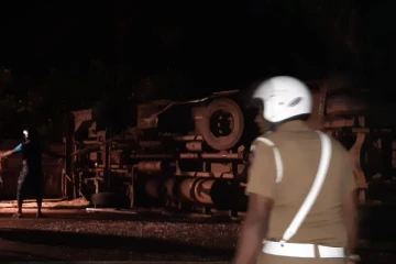 பளையில் கோர விபத்தில் சிக்கிய பேருந்து: 17 க்கு மேற்பட்டவர்கள் காயம் (Video)