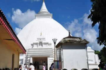 விகாரையில் ஒன்றரை கோடி ரூபா பெறுமதி மாணிக்கக் கற்கள் திருட்டு