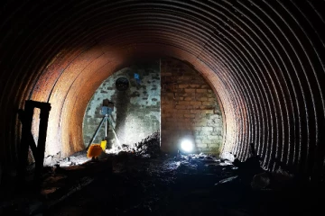 வீட்டினுள் இரகசிய பதுங்கு குழி! தேடுதல் வேட்டையில் சிக்கிய பொருள்