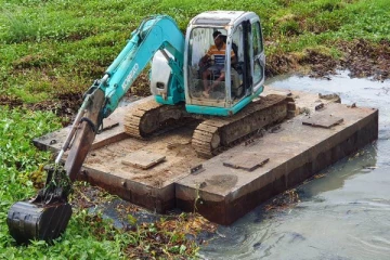 மட்டக்களப்பு வாவியை ஆக்கிரமித்துள்ள ஆற்றுவாழையை அகற்றும் பணி ஆரம்பம்(Photos)