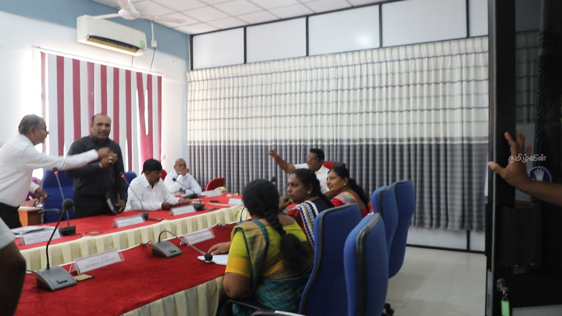 மன்னார் நகர சபையின் மாதாந்த அமர்வில் அமளிதுமளி! சபை உறுப்பினர்கள் ஐவர் வெளிநடப்பு 5 Gallery
