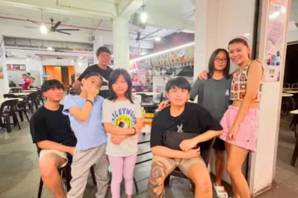 34 வயதில் பேரபிள்ளையை கையில் ஏந்திய பெண்.. மகனுக்கு எத்தணை வயது தெரியுமா? | 34 Years Lady Become A Grandmother In Singapore