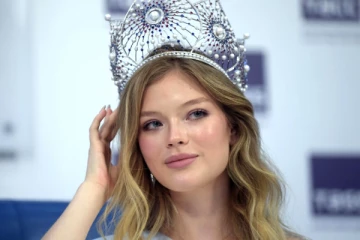 மிஸ் யுனிவர்ஸ் போட்டியில் ரஷ்ய அழகியை வெறுத்து ஒதுக்கிய அழகிகள்