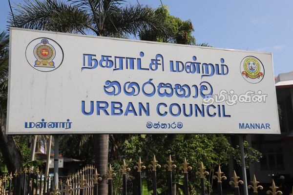 மன்னார் நகர சபையின் மாதாந்த அமர்வில் அமளிதுமளி! சபை உறுப்பினர்கள் ஐவர் வெளிநடப்பு 1 Gallery