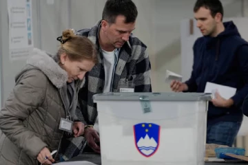 ஸ்லோவேனியா தேர்தல்: தாராளவாத - வலதுசாரி கட்சிகளுக்கு இடையே கடும் போட்டி