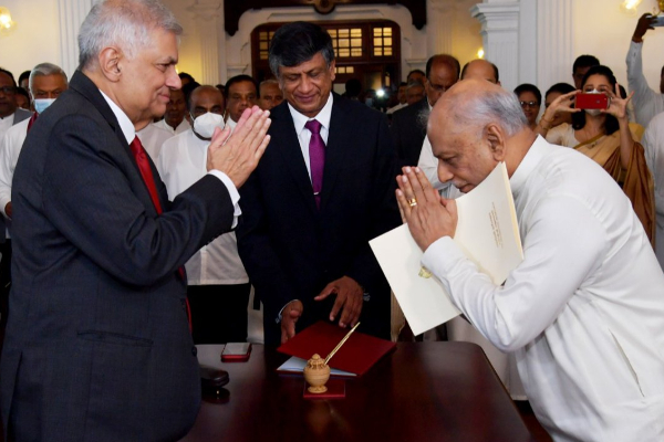 கடமைகளை பொறுப்பேற்ற  புதிய பிரதமர்! | New Prime Minister Who Took Over The Duties