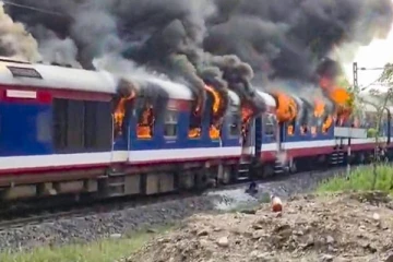 இந்தியாவில் ஓடும் தொடருந்தில் தீ விபத்து....! தவிர்க்கப்பட்ட பாரிய அசம்பாவிதம்