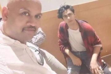 ஷாருக்கான் மகனுடன் செல்ஃபி எடுத்து மகிழ்ந்தாரா என்சிபி அதிகாரி? என்ன நடந்தது?