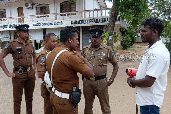 கரைச்சி பிரதேச சபையின் தவிசாளருக்கு எதிரான கவனயீர்ப்பு போராட்டம்! | Protest Against Karaichi Pradeshiya Secretary