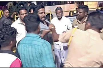 பயணியின் நெஞ்சில் பூட்ஸ் காலால் மிதித்த எஸ்.ஐ - கொடூர தாக்குதல்!