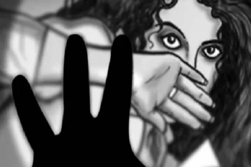 இரத்தம் படிந்த சீருடையுடன் பெற்றோருக்கு எதிராக பொலிஸில் முறைப்பாடு செய்த மகள்