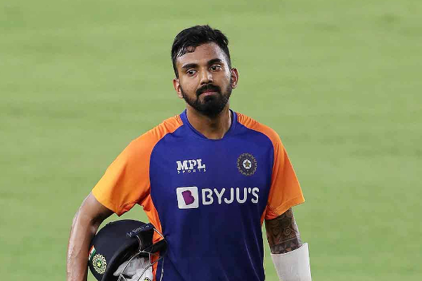 தொடர்ந்து ரிஷப் பண்டக்கு வாய்ப்பு.. ரோகித் டிராவிட் மீது கொந்தளிக்கும் ரசிகர்கள்; காரணம் என்ன? | Indvswi Fans Angry Rahul Dravid Chance Pant