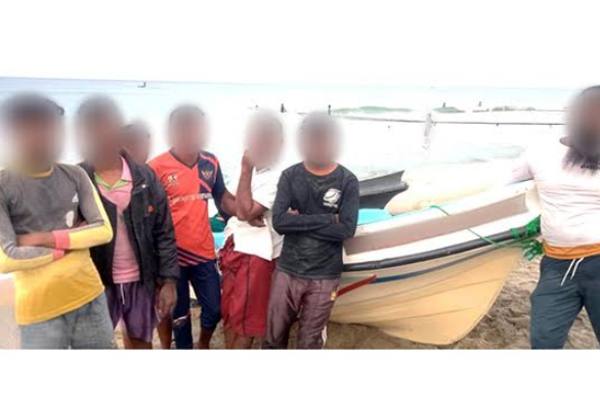 சட்டவிரோத மீன்பிடியில் ஈடுபட்ட 19 பேர் கடற்படையினரால் கைது | Illegal Fishering Srilankan Navy Arrest Captured