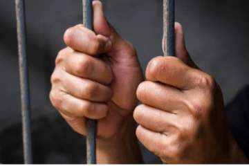 ஓய்வுபெற்ற பொலிஸ் அதிகாரியின் வீட்டில் ஒரு தொகை ஆயுதங்கள் மீட்பு