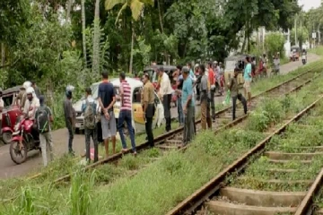 கைபேசியால் வந்த வினை - ரயில் மோதி பலியானார் யுவதி