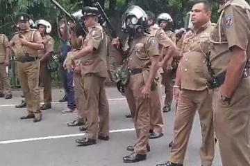 විරෝධතාවකට පොලීසියෙන් කඳුළු ගෑස් ප්‍රහාර..!