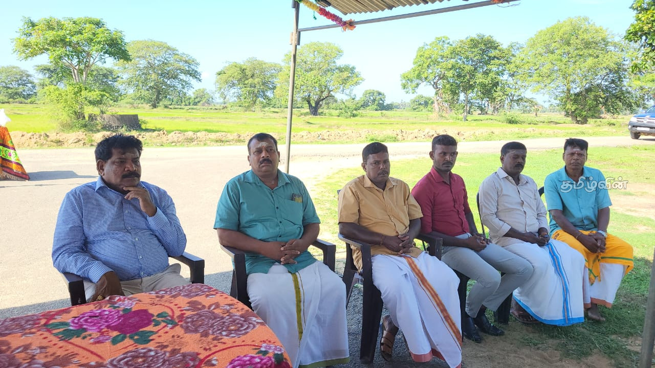 கிளிநொச்சி-புளியம்பொக்கணை கிராமத்திற்கு செல்கின்ற வீதி புனரமைப்பு பணி ஆரம்பம் 2 Gallery