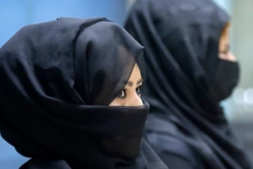 காபூல் விமான நிலையத்தில் மீண்டும் தைரியமாக வேலைக்கு திரும்பிய 12 பெண்கள்!