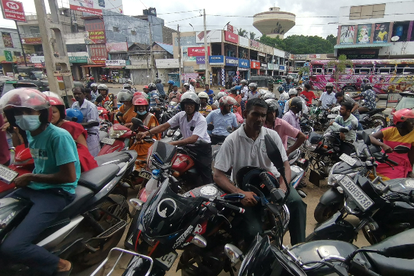 எரிபொருளுக்காக வீதிக்கிறங்கி போராடும் மக்கள் (Photos) | People Fighting On The Streets For Fuel