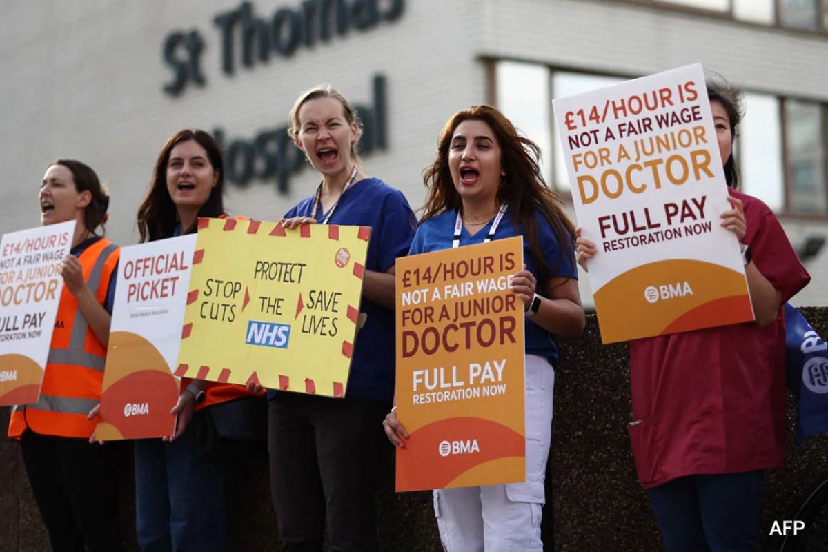 பிரித்தானியாவில் வேலைநிறுத்தத்தில் ஈடுபட மருத்துவர்களில் ஒரு பிரிவினர் முடிவு | Uk Resident Doctors To Strike For One Week